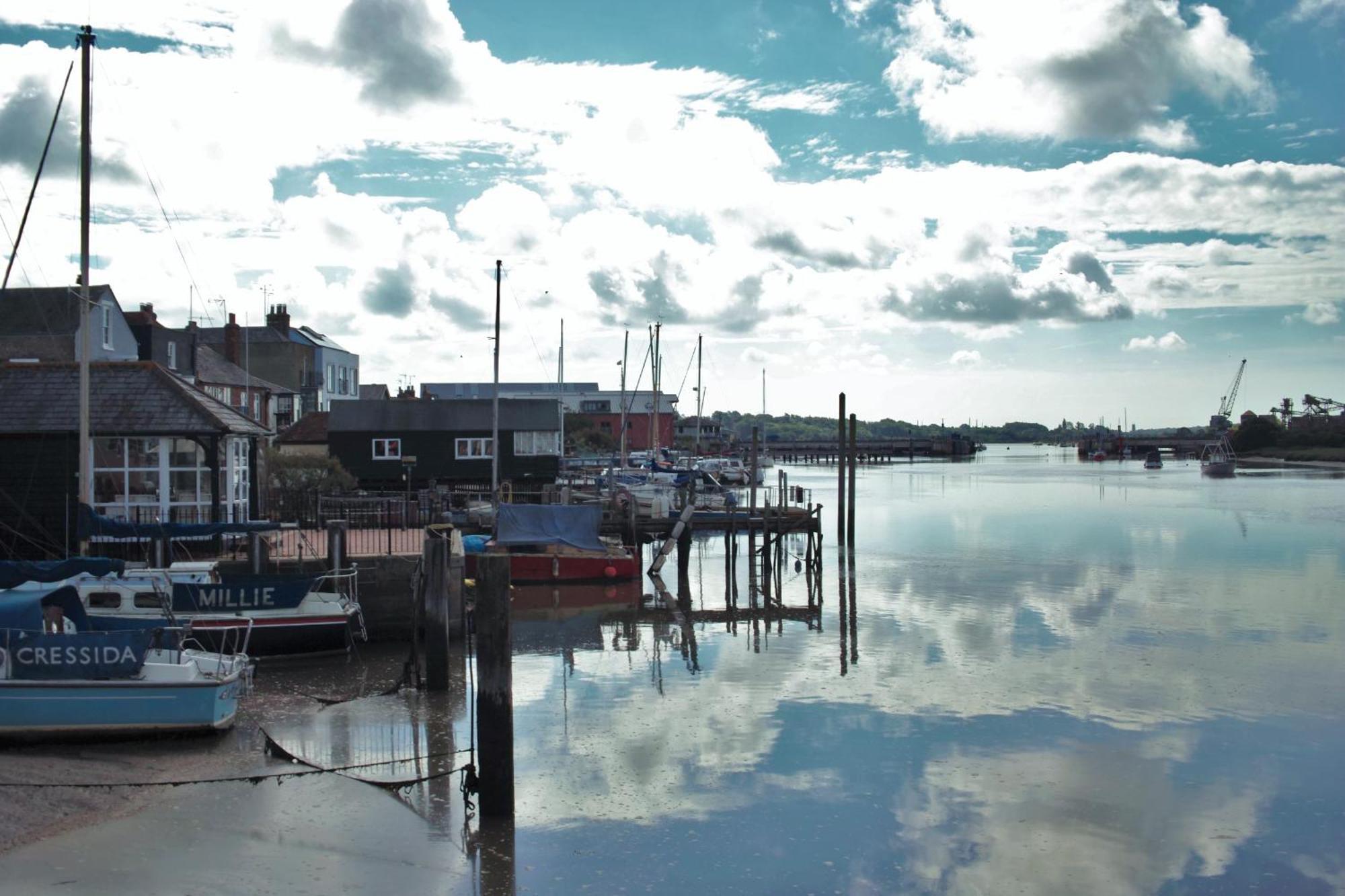 Queens Cottage, Wivenhoe Stylish, Plush, Cosy, Convenient & Quirky, 2X Double Bed Period Cottage Plus Patio - 9 Min Walk Train, 4 Min Walk High Street Pubs, Restaurants, Shops Esterno foto